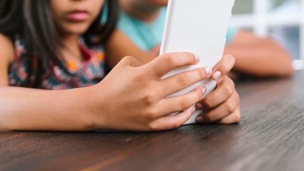 Países bajos prohibirá el uso del móvil en las aulas